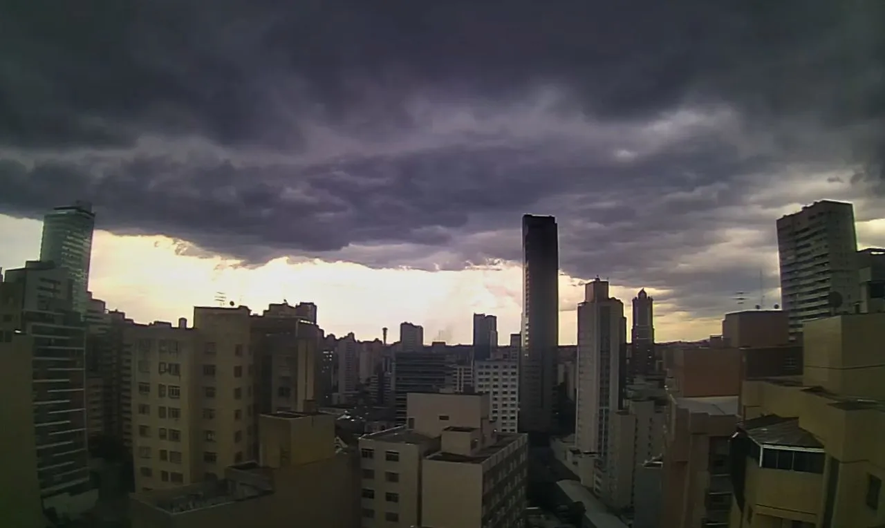 A imagem mostra o avanço de chuva em Curitiba